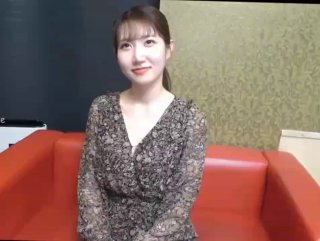 亚洲业余少女Freya Parker与两个兴奋的男人做爱